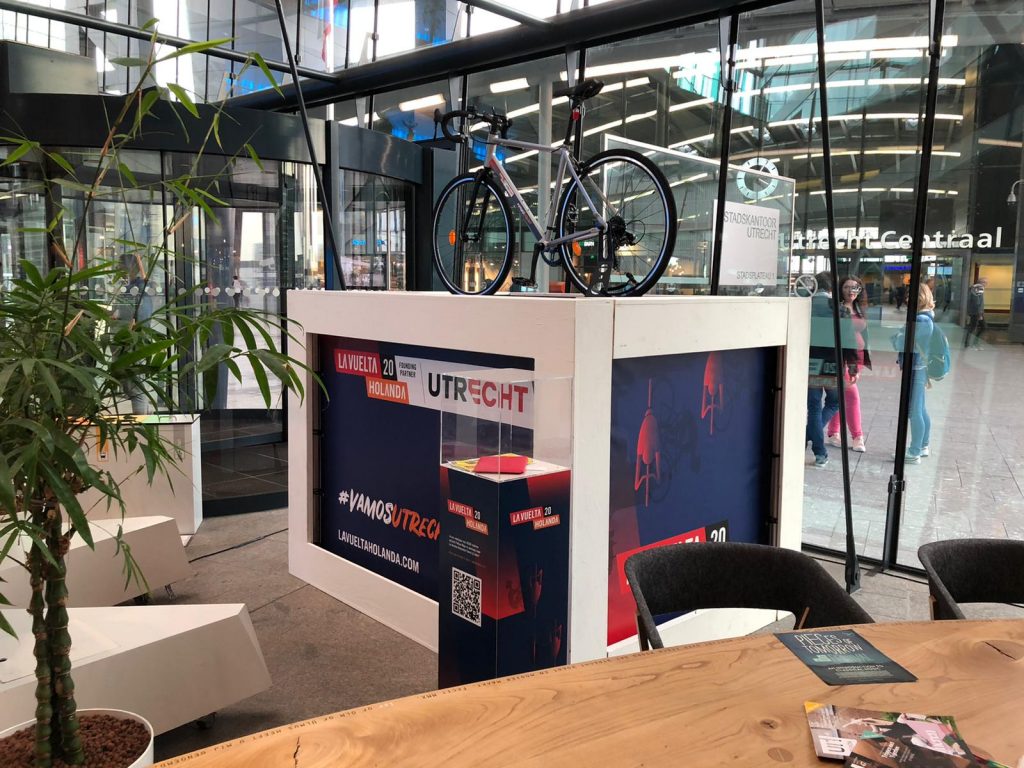 Display met fiets op centraal station Utrecht