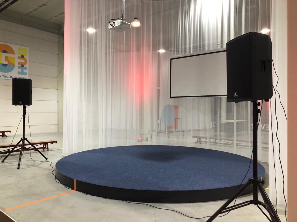 Podium met projectiescherm en 2 boxen