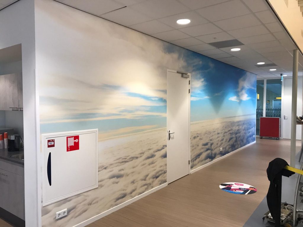 Hal met wand wallcover met brandblusser en deur