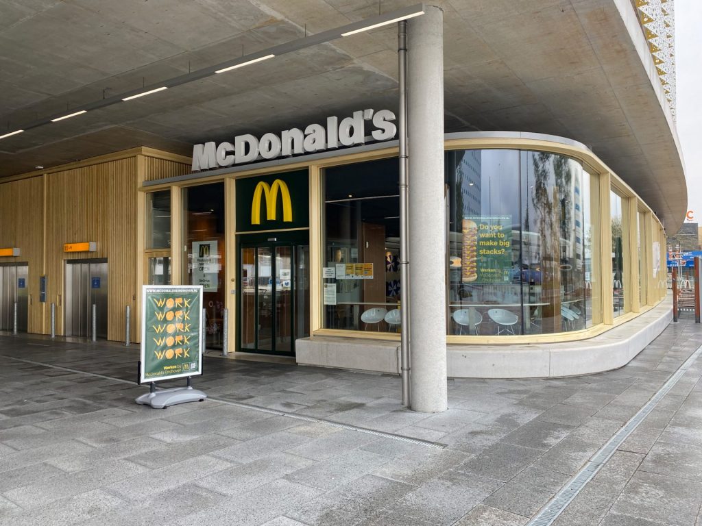 Vooraanzicht McDonalds met staand reclame bord op station Eindhoven