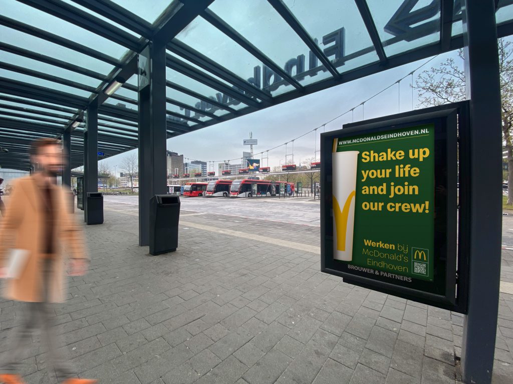 Bus opstapplaats Eindhoven station met reclame bord McDonalds
