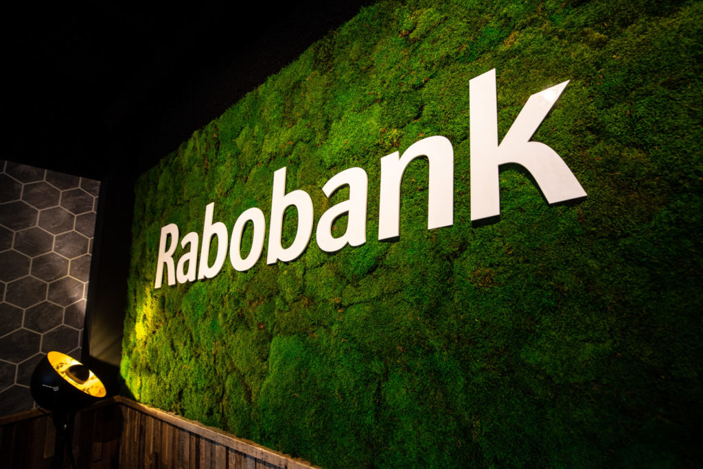 Acrylaatlogo Rabobank op moswand