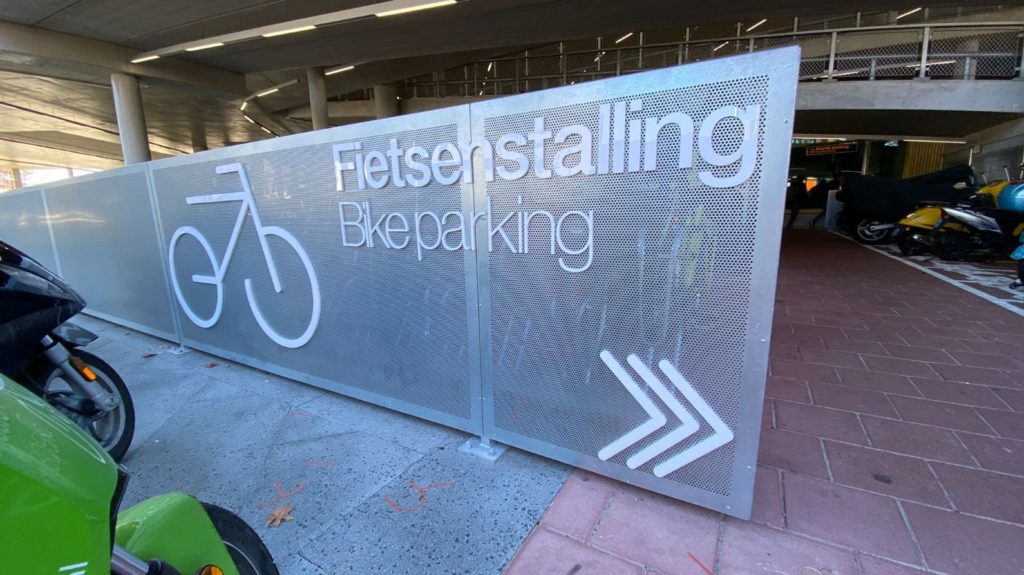 Parkeerbord fietsenstalling Eindhoven Airport