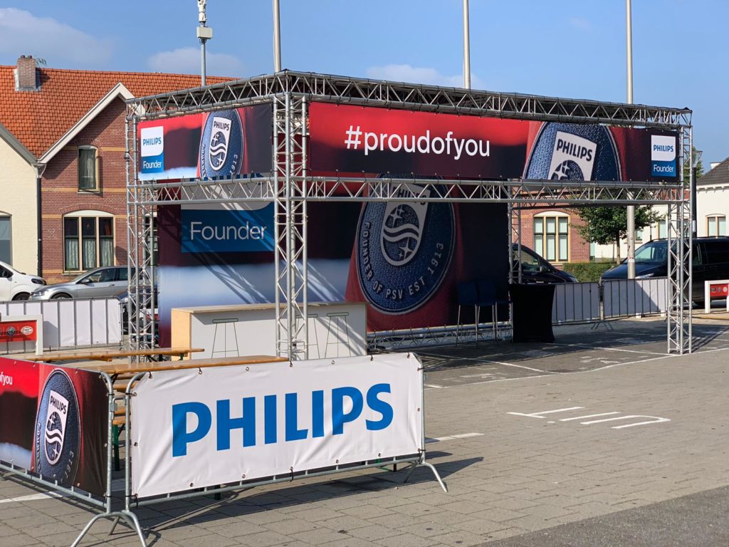 Stand met banners gemonteerd