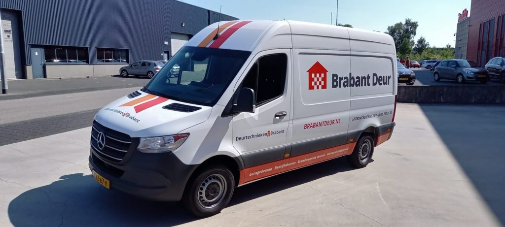 Brabant Deur Louwers Deurtechnieken bus beletteren