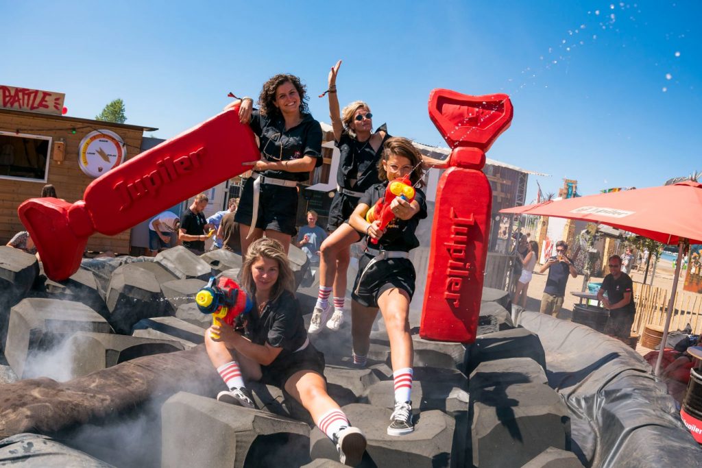 Promotie team Jupiler in BBQ met waterpistolen en foam weapons