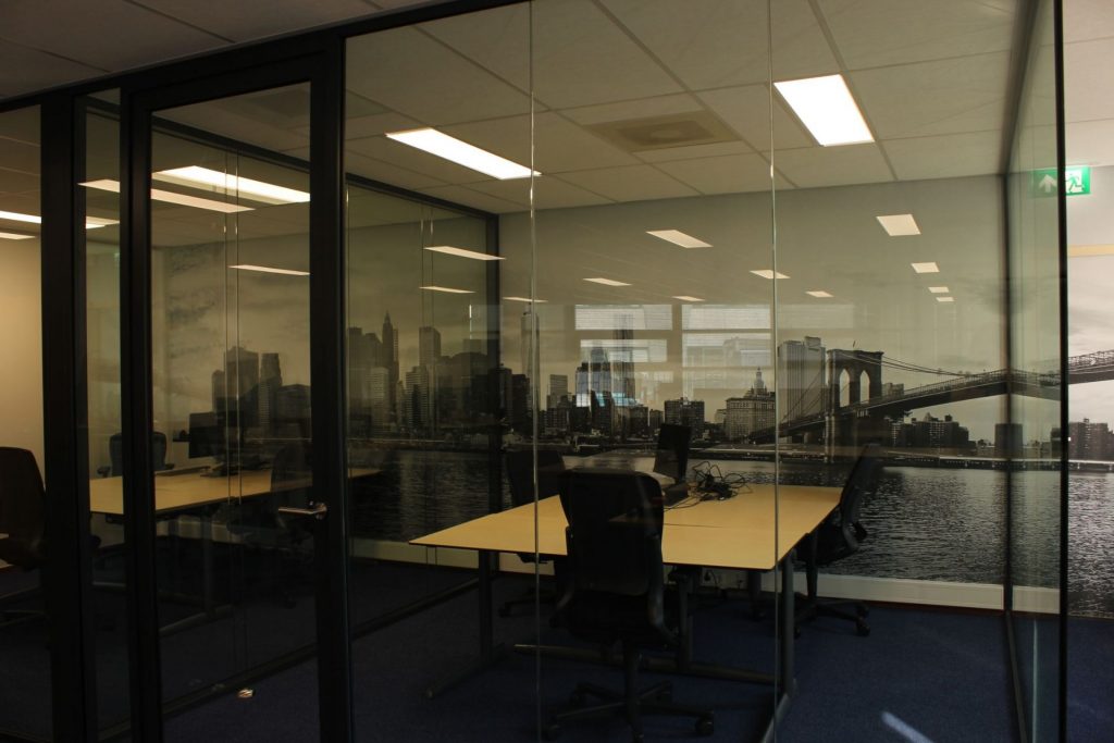 Interieurbeleving R-effect wallcover kantoor met glazen kantoorwand
